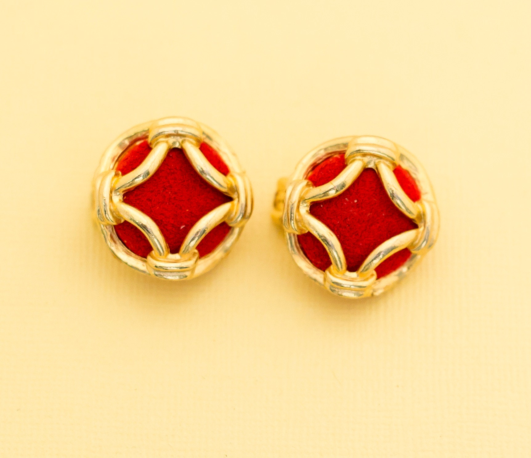 Lot De 40 Boucles D'Oreilles Clips Vintage En Tissu Rouge - Années 80 - Occasion Très Bon État