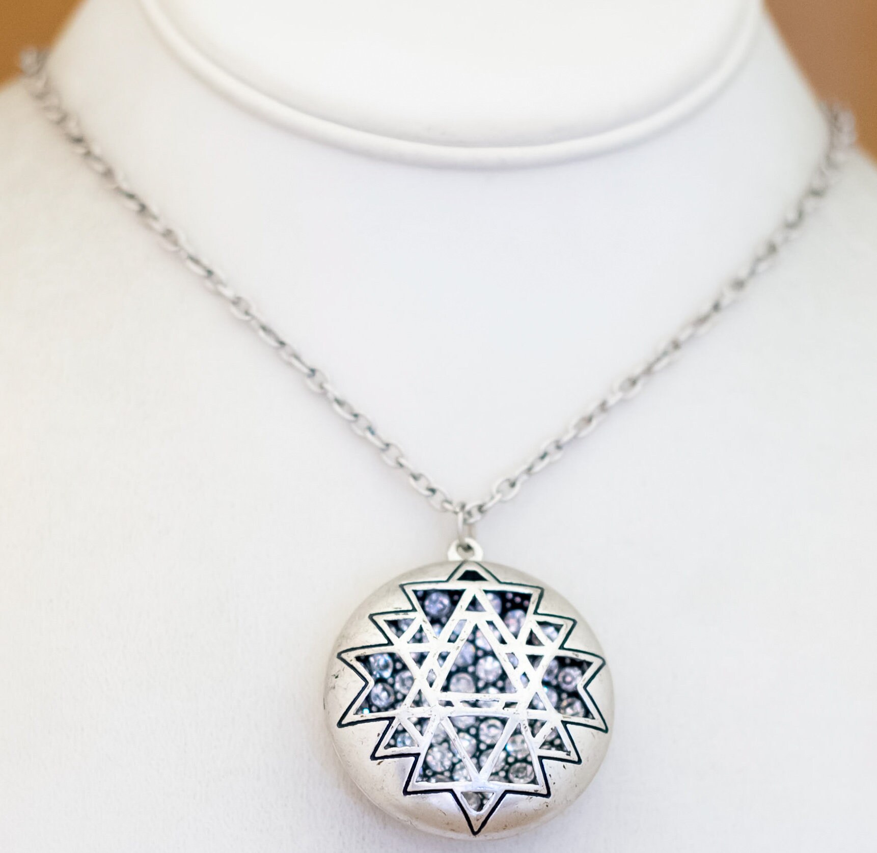 32 Inch, Vintage Geometric Star Silver Tone Necklace - I33