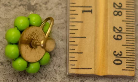 Vintage Neon Green Beads Screwback Earrings - I32 - image 2