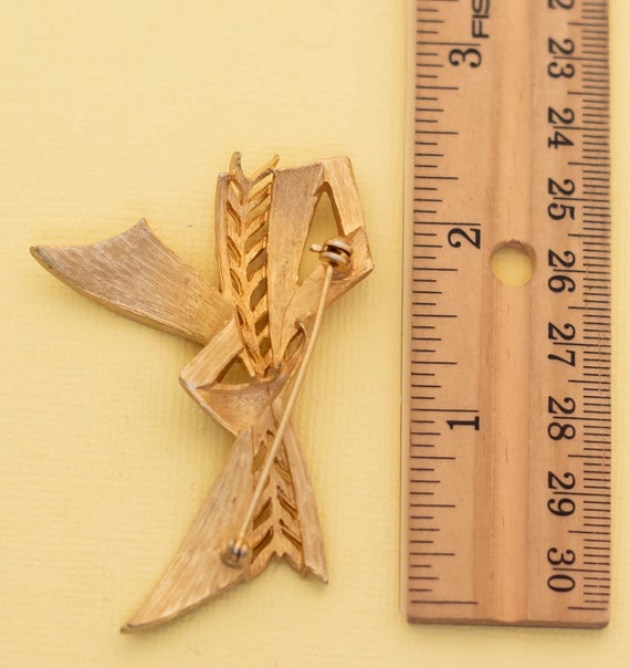 Vintage Gold Tone Ribbon Leaf Intricate Brooch i27 - image 2