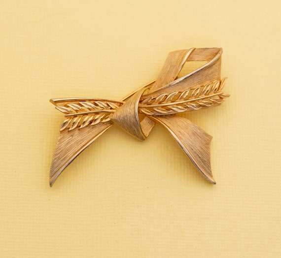 Vintage Gold Tone Ribbon Leaf Intricate Brooch i27 - image 1
