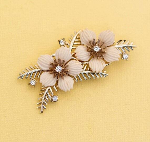 Vintage Art Nouveau Beige Petals Floral Brooch i27 - image 1