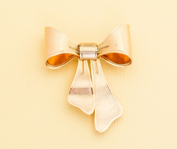 1980 Vintage Gold Bow Brooch 80s/90s Monet Bow Brooch – Retro Kandy Vintage main image 4