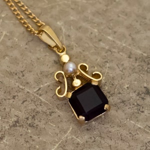 18 inch, Vintage Dark Red Gemstone White Faux Pearl Gold Tone Necklace - I31