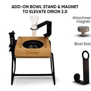 Puede incluir: Un soporte de metal negro con un taz&oacute;n de madera y un brazo negro con un accesorio de taz&oacute;n de vidrio. El soporte tiene un accesorio magn&eacute;tico para un soporte de taz&oacute;n separado. El soporte est&aacute; etiquetado como "Bluebus Fine Tools".