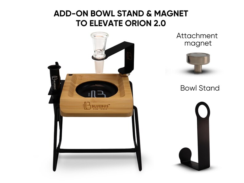 Puede incluir: Un soporte de metal negro con un taz&oacute;n de madera y un brazo negro con un accesorio de taz&oacute;n de vidrio. El soporte tiene un accesorio magn&eacute;tico para un soporte de taz&oacute;n separado. El soporte est&aacute; etiquetado como "Bluebus Fine Tools".