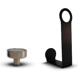 Puede incluir: Un gancho de metal negro con una abertura redonda en la parte superior y una base curva. Tambi&eacute;n se muestra un gancho magn&eacute;tico plateado con una base redonda.