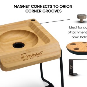 Puede incluir: Un soporte de madera con una depresi&oacute;n redonda y un marco de metal negro. El soporte tiene una ranura en el lateral para sujetar un im&aacute;n. El texto "BLUEBUS FINE TOOLS" est&aacute; impreso en el soporte.