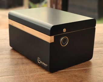 Stash Box Discovery 2.0 Premium Bambus Aufbewahrungsbox mit Fingerabdruckschloss und verschiebbarem Tablett - abschließbarer Organizer - Luxuriöses Kräuterzubehör-Kit