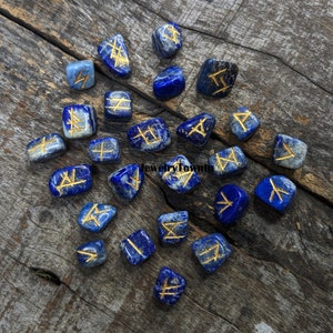 Natuurlijke lapis lazuli gegraveerde getrommelde rune set van 25 stuks, Viking Elder Futhark runen, waarzeggerij set, heidense rune set, helende kristallen runen