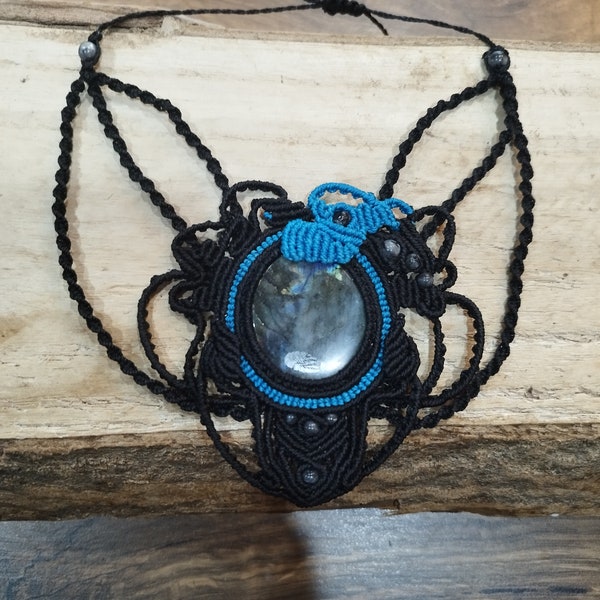 Collier style plastron en macramé et Labradorite