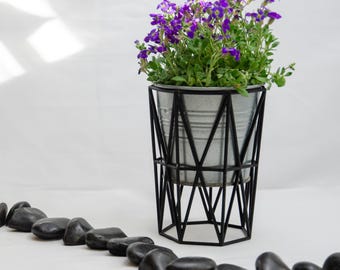 Upright Geometric Wire Vase Cage – Black Cachepot for 10cm Plant Pots & Elegant Wedding Centerpiece - Octagon upright vase protector