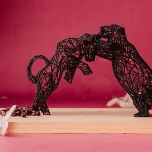 Bull and Bear Statue | Black Wireframe Stock Market Sculpture | Investor, Trader and Office Gift Made in Austria imagem 10