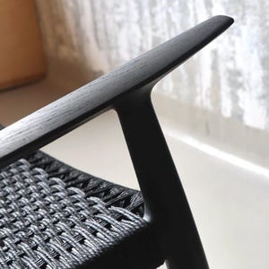 Chaise longue minimaliste STICK. cadre en bois massif avec cordon de papier danois.  Fauteuil de style Mid-Century