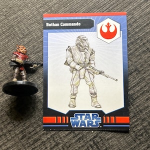 Figura en miniatura de Star Wars “Bothan Commando” con juego de cartas y miniaturas