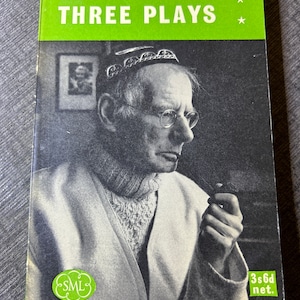 Puede incluir: Una cubierta de libro verde con el título "Sean O'Casey Three Plays" y una foto en blanco y negro de un hombre con sombrero y gafas. La cubierta del libro también tiene un pequeño círculo verde con las letras "SML" dentro.