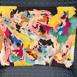 Pode incluir: Obra de arte abstrata com uma borda preta, apresentando uma vibrante mistura de cores, incluindo amarelo, rosa, azul e laranja. A pintura tem um estilo dinâmico e expressivo com pinceladas visíveis e a assinatura do artista.