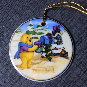Adorno de porcelana de Disney &quot;Winnie The Pooh&quot; de 2 1/2 pulgadas