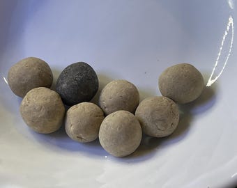 8 Native American Clay Marbles (19th Century) Hand Sewn Bag