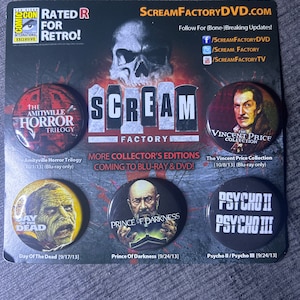 Könnte beinhalten: Eine Sammlung von sechs runden, bunten Knöpfen mit Filmplakaten für Horrorfilme. Die Knöpfe sind in einem Raster auf einem schwarzen Hintergrund mit dem Text "Scream Factory DVD.com" und Social-Media-Handles angeordnet. Die Knöpfe zeigen folgende Filme: The Amityville Horror Trilogy, The Vincent Price Collection, Day of the Dead, Prince of Darkness, Psycho II und Psycho III.