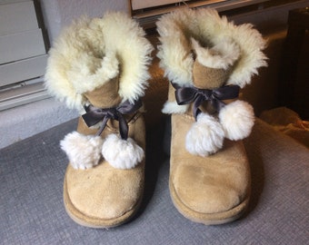 Bottes UGG Gita pour enfants « Chestnut Brown » Taille 2 (légèrement utilisées)