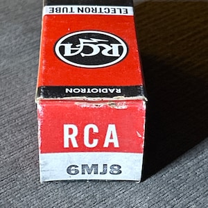 以下が含まれることがあります： 赤と白の箱に「RCA」と「ELECTRO TUBE」の文字が印刷されています。箱にはRCAの白黒ロゴもあります。箱の下部には「6MJ8」の文字が印刷されています。