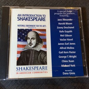 Op de afbeelding: Een CD-hoes met een blauwe achtergrond en de tekst "An Introduction to Shakespeare" in wit. De hoes toont een portret van William Shakespeare voor een Amerikaanse vlag. De tekst "National Endowment for the Arts Presents" is ook zichtbaar. De achterkant van de hoes vermeldt de namen van de acteurs en actrices die hebben deelgenomen aan het audioprogramma.
