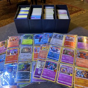 60 Cartas Pokémon Diferentes que Você Escolhe Holos (9 Holos - 51 Cartas) Holos de Alto Grau "Estágio 1-2" (99 em diante)