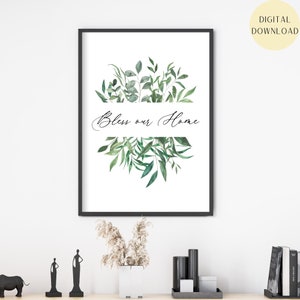 Op de afbeelding: Een printbare wandkunstprint met een witte achtergrond en groene aquarelbladeren rondom de tekst "Bless our Home".