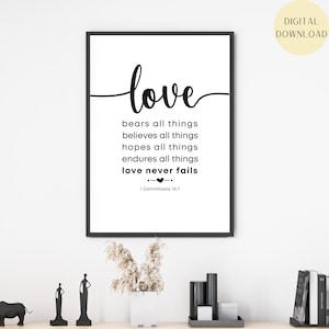 Puede incluir: Arte de pared imprimible en blanco y negro con una cita sobre el amor de 1 Corintios 13:7. La cita dice: "El amor es paciente, el amor es bondadoso. No tiene envidia, no se jacta, no se enorgullece. No hace nada indecoroso, no busca lo suyo, no se irrita, no guarda rencor. No se alegra de la injusticia, sino que se alegra con la verdad. Todo lo soporta, todo lo cree, todo lo espera, todo lo soporta. El amor nunca  muere."