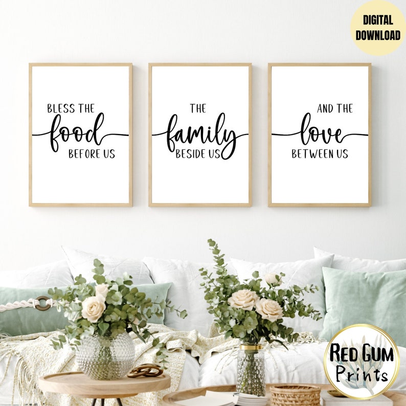 K&ouml;nnte beinhalten: Drei gerahmte Drucke mit wei&szlig;en Hintergr&uuml;nden und schwarzer Kalligrafie. Der erste Druck sagt "Segne das Essen vor uns". Der zweite Druck sagt "Die Familie neben uns". Der dritte Druck sagt "Und die Liebe zwischen uns".