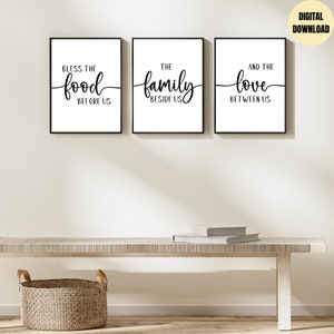 K&ouml;nnte beinhalten: Drei schwarze gerahmte Drucke mit wei&szlig;en Hintergr&uuml;nden und schwarzem Kalligraphietext. Die Drucke lauten "Bless the food before us", "The family beside us" und "And the love between us".
