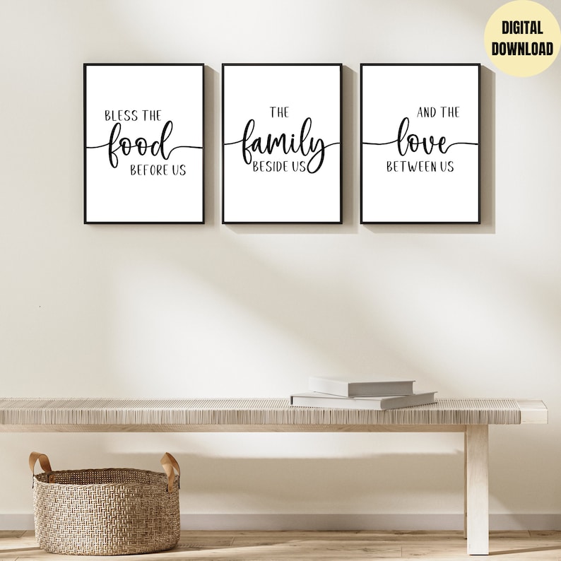 K&ouml;nnte beinhalten: Drei schwarze gerahmte Drucke mit wei&szlig;en Hintergr&uuml;nden und schwarzem Kalligraphietext. Die Drucke lauten "Bless the food before us", "The family beside us" und "And the love between us".
