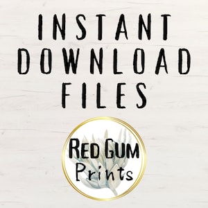 K&ouml;nnte beinhalten: Wei&szlig;er Holzgrund mit schwarzem Text, der "INSTANT DOWNLOAD FILES" lautet. Unter dem Text befindet sich ein goldener Kreis mit einem Aquarellbild einer gr&uuml;nen Pflanze und dem Text "RED GUM Prints" in Schwarz.