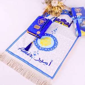 Personalisierte Double Layered Soft Kid Baby Gebetsmatte Koran Tasbih Geschenk Set | Eid Ramadan Geschenke zum Geburtstag Abschluss Quran Abschluss