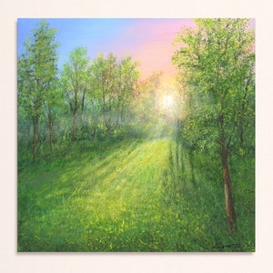 Puede incluir: Pintura al &oacute;leo de una escena de bosque soleado. Un prado verde vibrante conduce a un claro brillante y ba&ntilde;ado por el sol. Altos &aacute;rboles con exuberante follaje verde enmarcan el camino bajo un cielo azul y rosa.