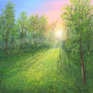 Puede incluir: Pintura al &oacute;leo de una escena de bosque soleado. Un camino cubierto de hierba conduce a la luz del sol. Los &aacute;rboles con follaje verde bordean el camino, y el cielo pasa del azul al rosa, creando una atm&oacute;sfera serena.
