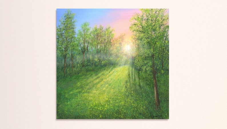Puede incluir: Pintura al &oacute;leo de una escena de bosque soleado. Un prado verde vibrante conduce a un claro brillante y ba&ntilde;ado por el sol. Altos &aacute;rboles con exuberante follaje verde enmarcan el camino bajo un cielo azul y rosa.