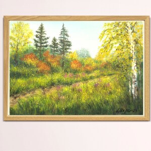 Peut inclure: Une peinture de paysage encadrée représentant un sentier forestier entouré d'herbes hautes vertes, de feuillage jaune et de fleurs sauvages violettes. La scène présente un bouleau blanc à droite et des conifères en arrière-plan sous un ciel pâle.