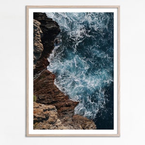 Olas oceánicas aéreas, Impresión aérea de acantilados de playa, Foto moderna de olas oceánicas, Póster marino aéreo digital, Olas oceánicas rompiendo Fotografía aérea
