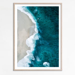 Olas de impresión oceánica aérea, cartel de Ocean Beach, cartel fotográfico de olas oceánicas, arte de pared imprimible de olas aéreas, arte digital de decoración costera tropical