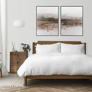 Pu&ograve; includere: Un letto bianco con un copripiumino bianco e due cuscini bianchi. Il letto &egrave; in legno e ha una testiera. C'&egrave; un purificatore d'aria bianco accanto al letto. Due fotografie di paesaggi incorniciate sono appese al muro sopra il letto.