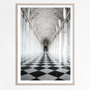 Italienische Architektur, schwarz-weißer gewölbter Flur, ästhetisches Wandkunstplakat, Dame des Bodens, minimales Plakat der Fotografie, digitaler Download