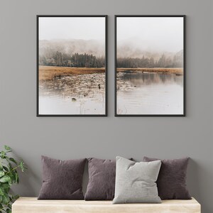 Pu&ograve; includere: Due fotografie di paesaggio incorniciate di un lago nebbioso con alberi sullo sfondo. Il lago &egrave; calmo e riflettente, con alcuni ninf&egrave;e che galleggiano sulla superficie. Gli alberi sono di un verde scuro e la nebbia &egrave; di un grigio chiaro.