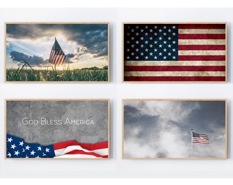 Può includere: Quattro stampe incorniciate con immagini della bandiera americana. La stampa in alto a sinistra mostra una bandiera americana che sventola in un campo con un tramonto sullo sfondo. La stampa in alto a destra mostra una bandiera americana vintage con un aspetto usurato. La stampa in basso a sinistra mostra una bandiera americana che sventola con il testo "God Bless America" su uno sfondo grigio. La stampa in basso a destra mostra una bandiera americana che sventola contro un cielo nuvoloso.