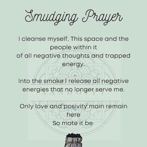 Könnte beinhalten: Ein Salbei-Reinigungsstab in Weiß mit schwarzem Ende, auf einem hellgrünen Hintergrund mit einem Mandala-Muster und dem Text "Smudging Prayer". Der Text unter dem Bild lautet: "Ich reinige mich selbst, diesen Raum und die Menschen darin von allen negativen Gedanken und gefangener Energie. In den Rauch gebe ich alle negativen Energien frei, die mir nicht mehr dienen. Nur Liebe und Positivität bleiben hier So soll es sein"