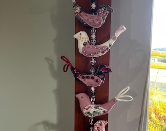 Handgemaakte stoffen vogelkrans | Shabby chic hangende decoratie | Roze bloemen-vogelmobiel | Cottagecore woondecoratie | Cadeau voor haar
