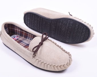 Beige suède mocassins met harde zool, handgemaakt in het Verenigd Koninkrijk