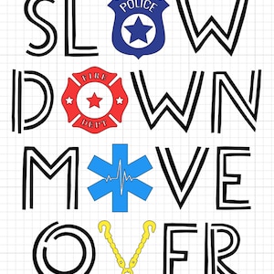 Puede incluir: Texto gráfico en blanco y negro que dice "SLOW DOWN MOVE OVER" con una placa de policía, una placa del departamento de bomberos y un símbolo de estrella de la vida médica.
