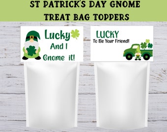 Puede incluir: Dos toppers para bolsas de golosinas de gnomo del Día de San Patricio. El primer topper presenta un gnomo sosteniendo un trébol con el texto "Lucky And I Gnome it!" El segundo topper presenta un camión verde con un gnomo en la parte trasera y el texto "LUCKY To Be Your Friend!"
